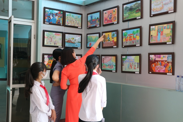 Một góc phòng trưng bày tranh của các “ Họa sĩ tương lai”.