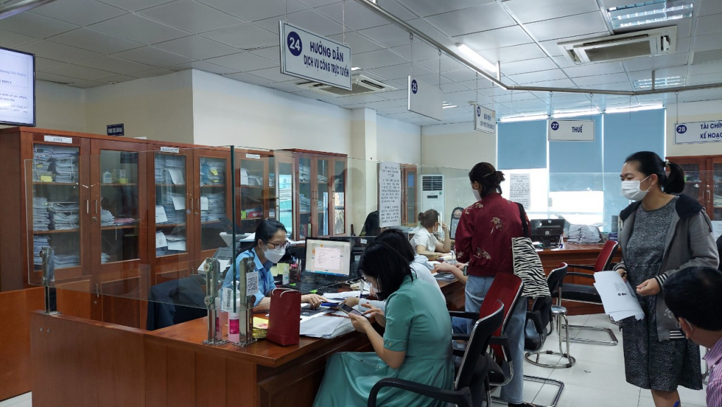 Cán bộ Trung tâm HCC TP Hạ Long hướng dẫn người dân thực hiện TTHC trực tuyến.