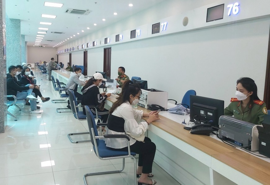 Giải quyết TTHC cho người dân tại Trung tâm Dịch vụ HCC tỉnh.