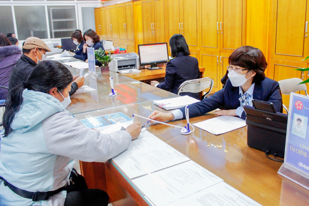 Người dân đến giải quyết TTHC tại Trung tâm Hành chính công TP Móng Cái. Ảnh Vi Thu (Trung tâm TT-VH Móng Cái)