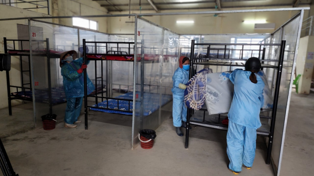 Nhân viên Công ty CP XNK Quốc tế Tân Đại Dương vệ sinh khu cách ly cho lái xe.