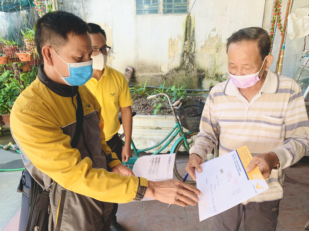 Nhân viên bưu điện TP Hạ Long chuyển phát, trả kết quả TTHC đến tận tay cho người dân theo địa chỉ đăng ký. Ảnh: Hoàng Nga