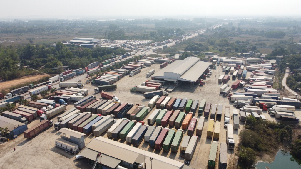 Hệ thống bãi kiểm hóa, bốc xếp hàng hóa tại cửa khẩu Cầu Bắc Luân 2 do Công ty CP XNK Quốc tế Tân Đại Dương đầu tư.