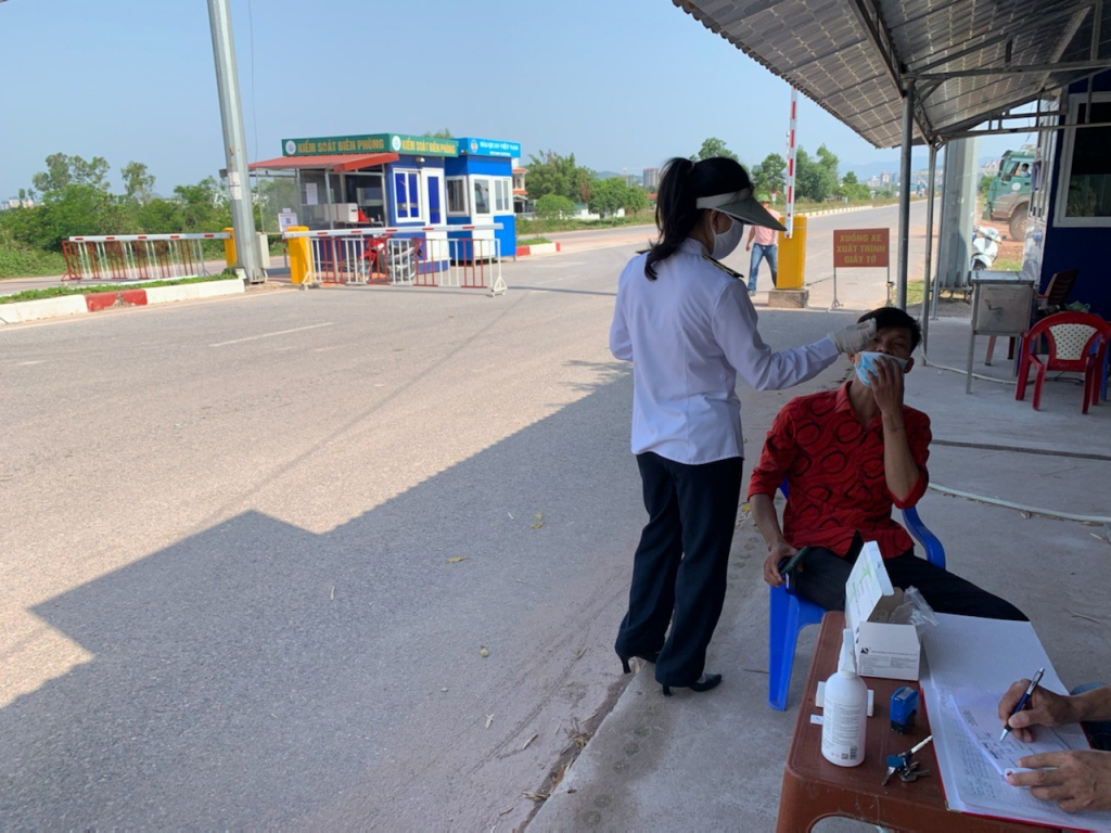 Từ ngày 2/4, toàn bộ các cá nhân vào trong khu vực cửa khẩu chấp hành nghiêm túc việc test nhanh Covid-19 tự trả phí.