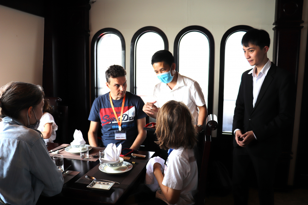 Dịch vụ trên tàu nghỉ đêm mang lại sự hài lòng cho du khách quốc tế.