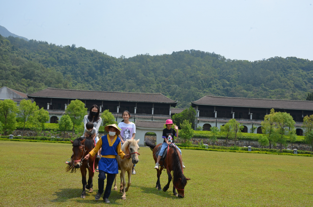 Du khách trải nghiệm cưỡi ngựa tại Khu nghỉ dưỡng Legacy Yên Tử.