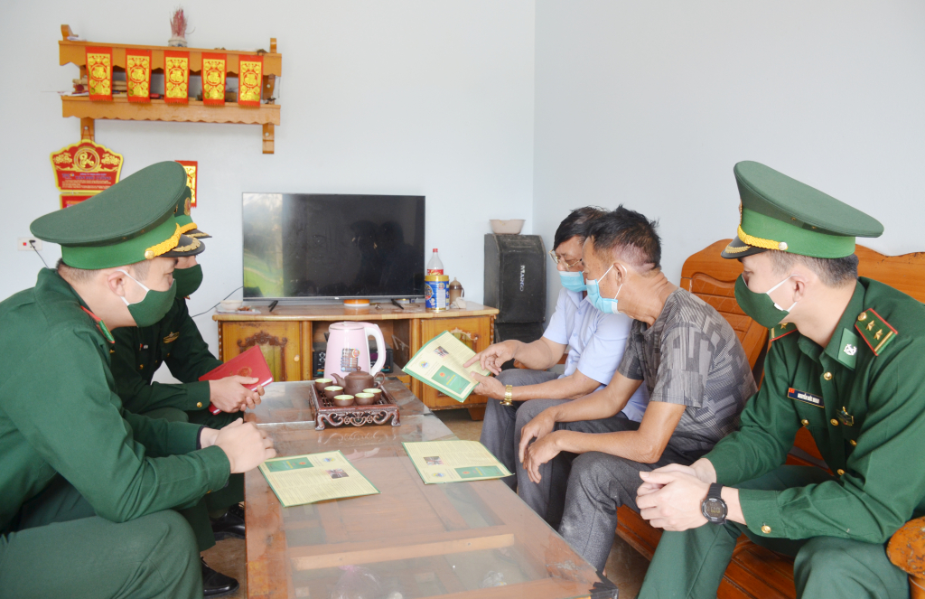 Ông Phùn Hợp Sềnh cùng cán bộ Đồn BP Quảng Đức đến tuyên truyền pháp luật cho một hộ dân trên địa bàn biên giới.