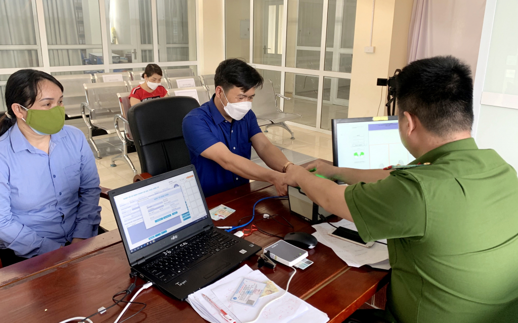 Nhờ làm tốt công tác tuyên truyền, vận động, cán bộ, công chức và nhiều người dân đã chủ động đến làm thủ tục cấp tài khoản định danh cá nhân.