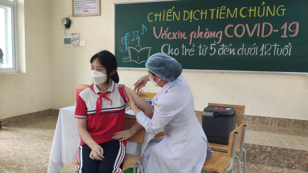  Các học sinh khối 6 của trường THCS Trần Quốc Toản đủ điều kiện tiêm chủng được tiêm chủng ngay sau lễ phát động. 