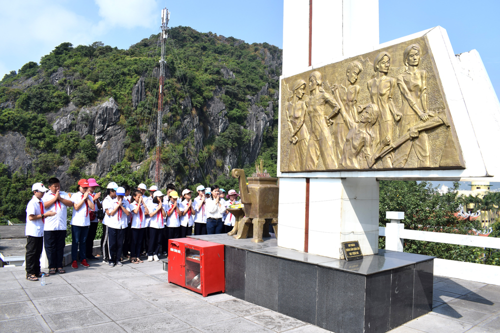 Tượng đài ở Khu Di tích lịch sử và danh thắng Vũng Đục tôn vinh tinh thần bất khuất của các chiến sĩ cách mạng vùng mỏ