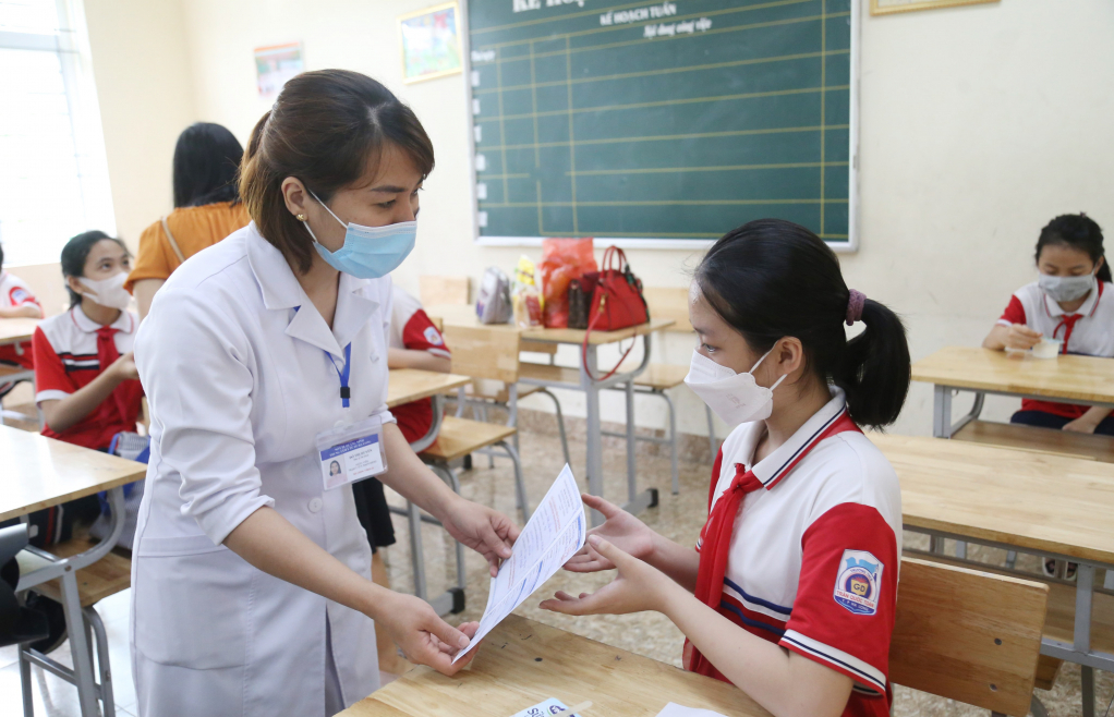 Cán bộ y tế trao giấy chứng nhận tiêm vắc xin phòng Covid-19 cho học sinh lớp 6 Trường THCS Trần Quốc Toản. Cán bộ y tế trao giấy chứng nhận tiêm vắc-xin phòng Covid-19 cho học sinh lớp 6, Trường THCS Trần Quốc Toản.