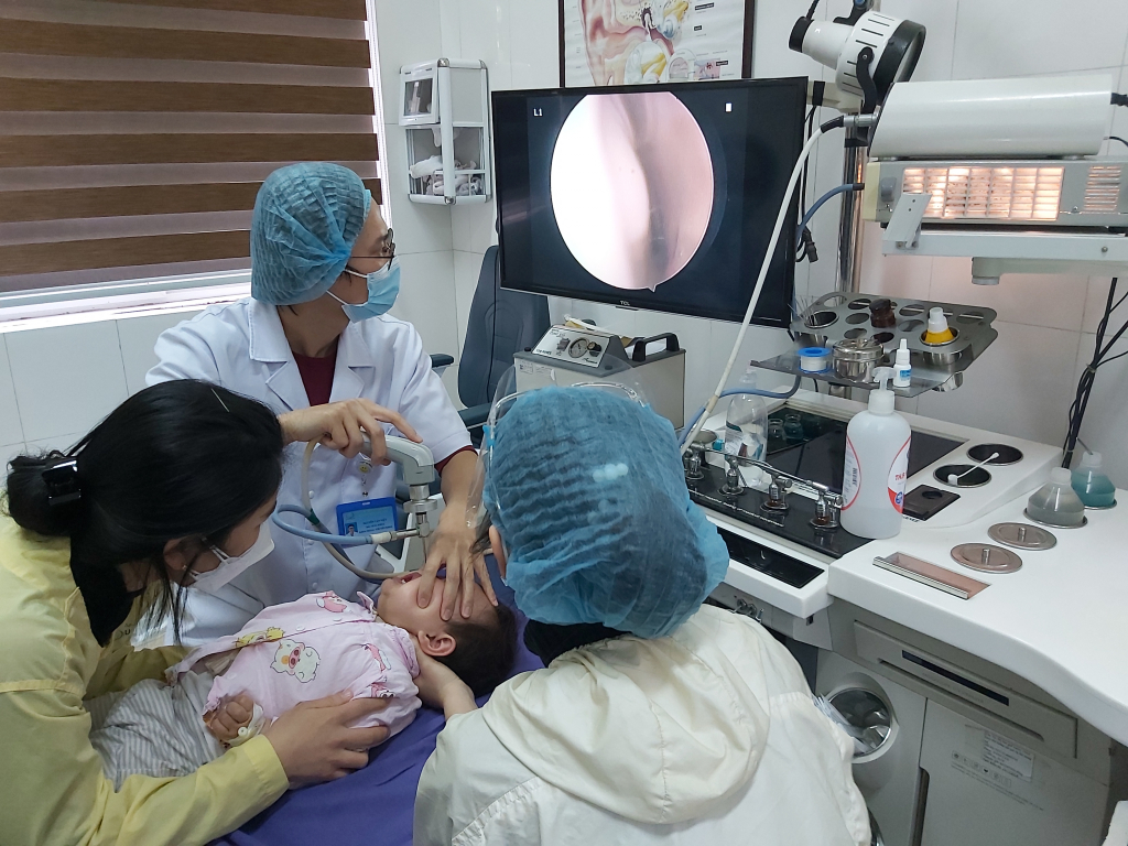 Nội soi tai, mũi, họng cho bệnh nhi tại Bệnh viện Sản nhi tỉnh.