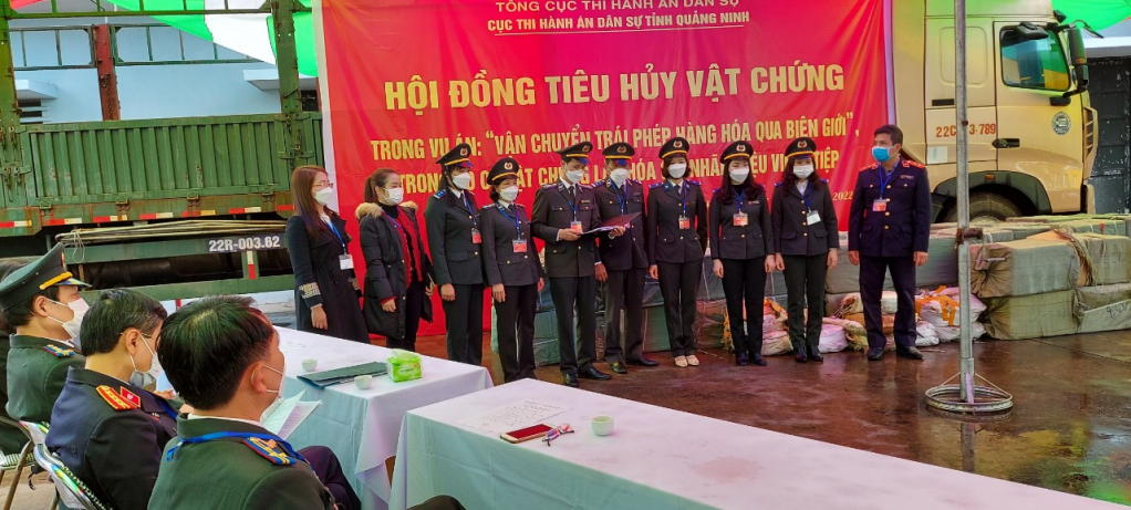 Cục Thi hành án dân sự tỉnh tổ chức tiêu hủy vật chứng của vụ án Vận chuyển trái phép hàng hóa qua biên giới, tháng 2/2022.