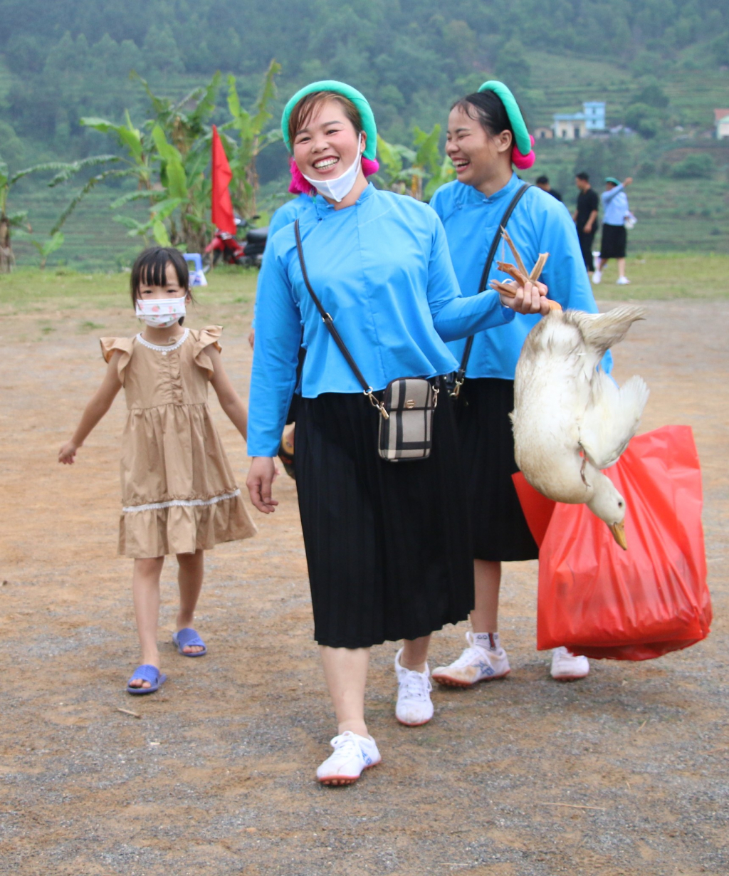 ... vui mừng với chiến thắng trong trò chơi bịt mắt bắt vịt