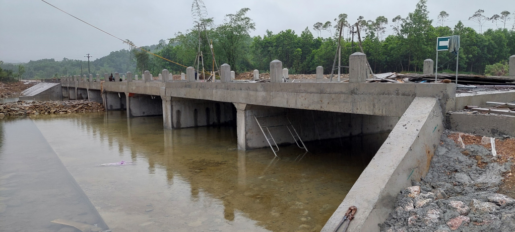 Cầu Sẹc Khâm, xã Quảng Sơn đang được đầu tư xây dựng (thay thế ngầm tràn) thuộc dự án cải tạo, nâng cấp tuyến đường kết nối Quốc lộ 18A đến trung tâm xã Quảng Sơn, huyện Hải Hà do Ban Quản lý  dự án đầu tư xây dựng  huyện Hải Hà làm chủ đầu tư với tổng mức đầu tư hơn 68,6 tỷ đồng, góp phần đảm bảo an toàn cho người dân đi lại khi có mưa lũ.