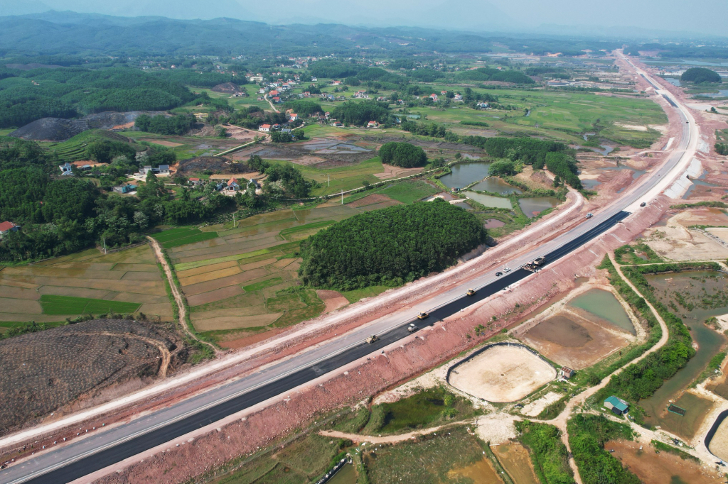 Cao tốc Tiên Yên - Móng Cái hoàn thành trong năm 2022 sẽ tăng cường thêm kết nối, cũng như cơ hội phát triển cho các khu vực, địa phương trong và ngoài tỉnh. Ảnh: Đỗ Phương