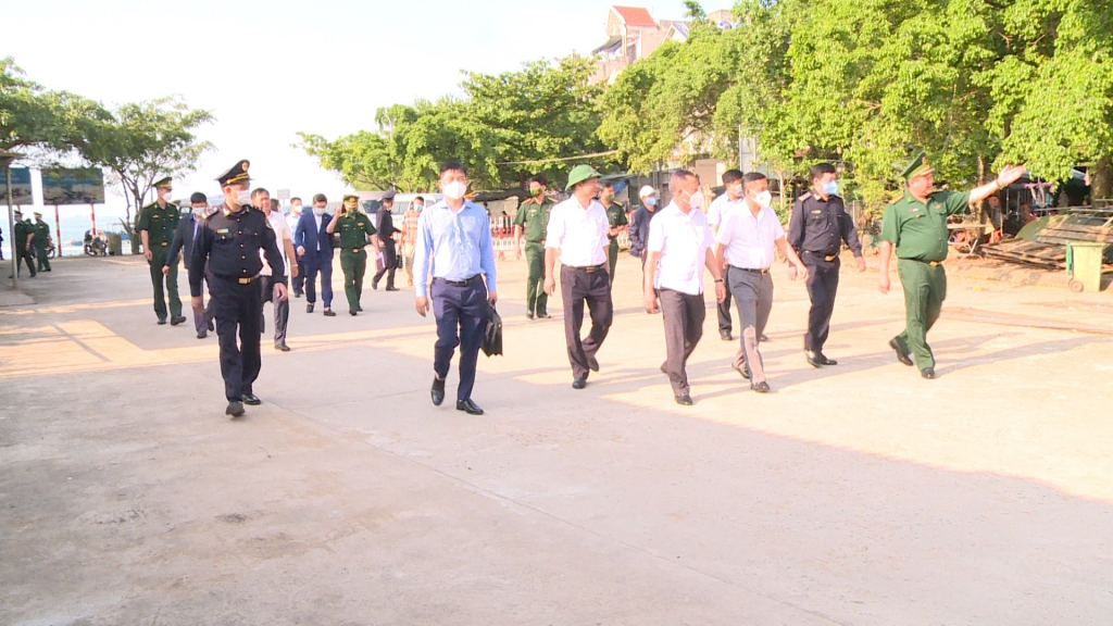 Đoàn công tác kiểm tra công tác phòng, chống buôn lậu, XNK tại cảng Vạn Gia