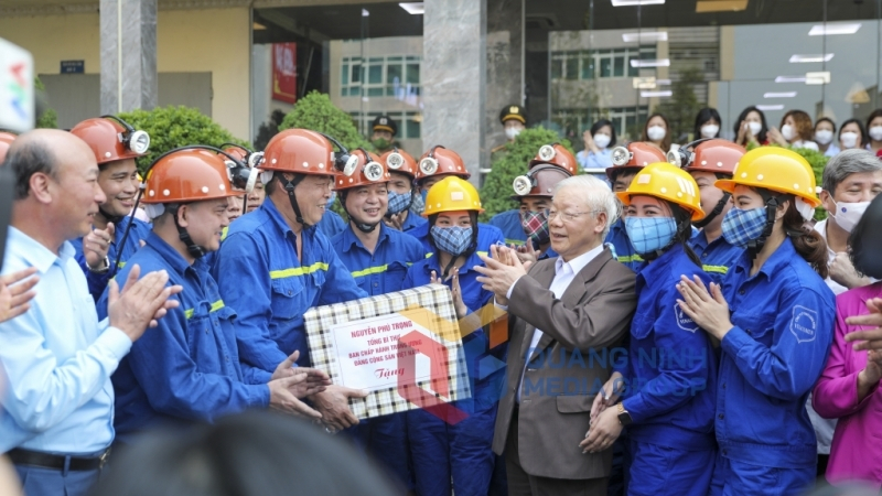 Tồng Bí thư Nguyễn Phú Trọng thăm hỏi, động viên cán bộ công nhân viên Công ty CP thanh Vàng Danh tại khuôn viên khu tập thể 314 của đơn vị. Ảnh Hùng Sơn