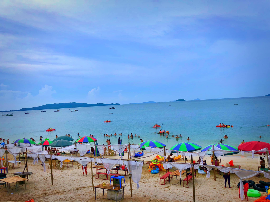 Du lịch biển đảo hấp dẫn du khách dịp hè. Trong ảnh: Du khách đến du lịch tại Cô Tô tháng 4/2022.