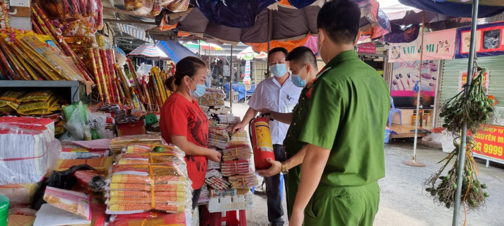 Công an TP Móng Cái, kiểm tra công tác phòng cháy chữa cháy của tiểu thương kinh doanh hàng mã tại khu vực Chợ 3 phường Trần Phú.