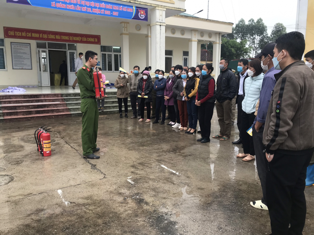 Công an TP Móng Cái hướng dẫn thao tác sử dụng bình bột chữa cháy xách tay cho lực lượng dân phòng PCCC xã Quảng Nghĩa.
