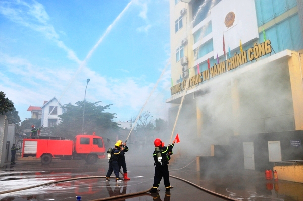 Thực tập phương án chữa cháy và cứu nạn cứu hộ tại Trung tâm Hành chính công TP Móng Cái, tháng 12/2021.