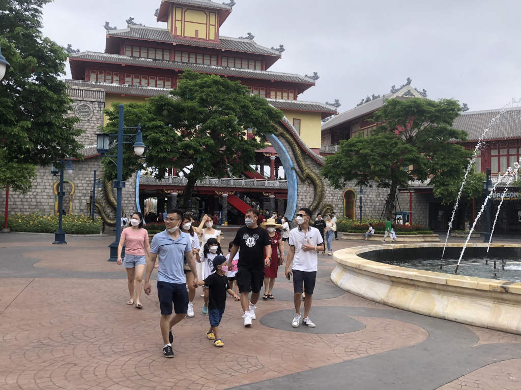 Trong ngày mở cửa hoạt động hôm nay, rất đông du khách đã đến Công Viên Rồng để tham quan, vui chơi. 