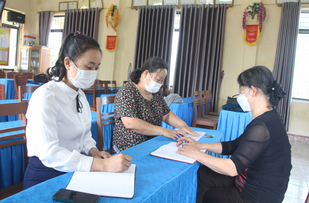 Chi ủy chi bộ khu phố 3 (phường Yên Giang, TX Quảng Yên) họp thảo luận về công tác tạo nguồn phát triển đảng viên mới trên địa bàn.