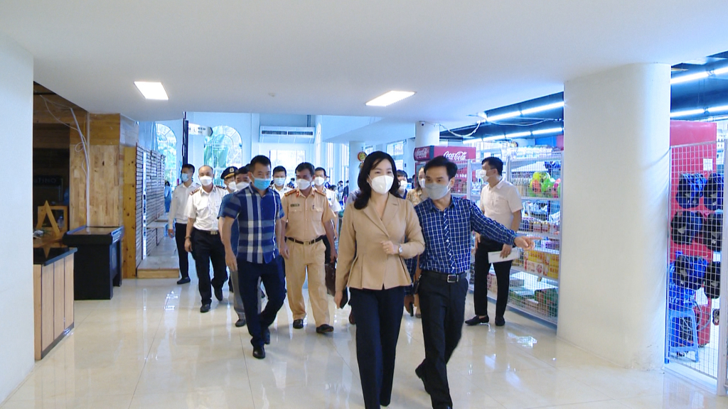 Đồng chí Nguyễn Thị Hạnh, Phó Chủ tịch UBND tỉnh kiểm tra tại Cảng tàu khách quốc tế Tuần Châu.