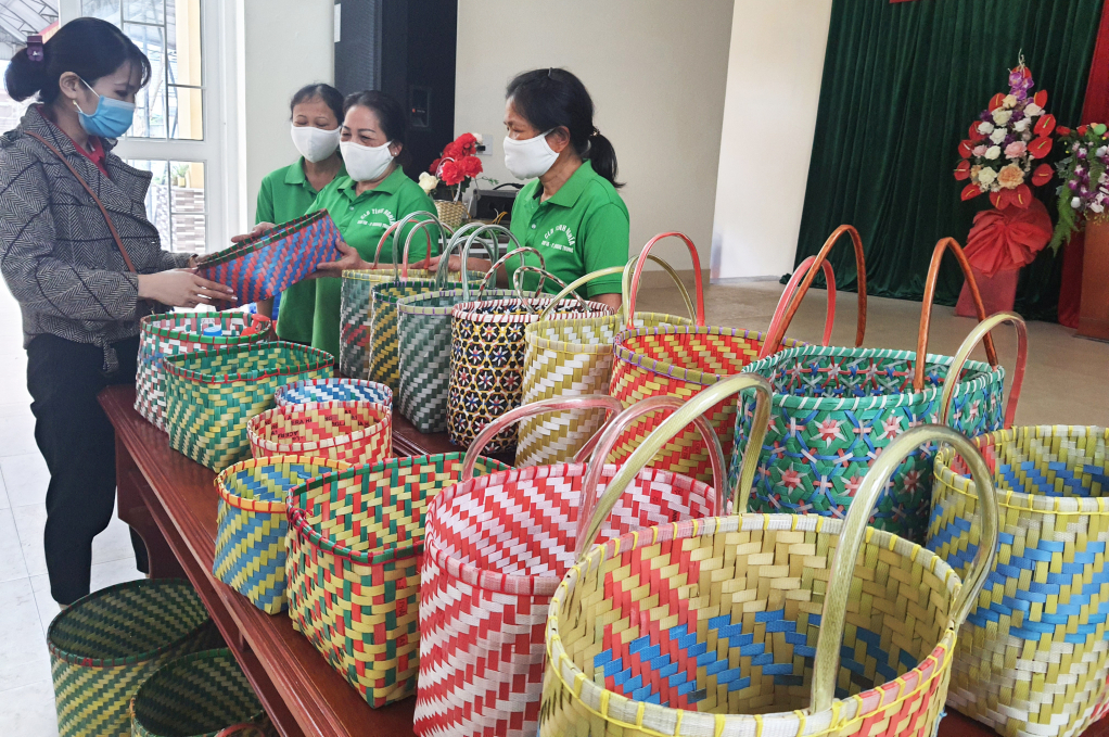 Từ những sợi nhựa đã qua sử dụng, Hội phụ nữ khu 5B, phường Quang Trung, TP Uông Bí đã tạo lên những sản phẩm nhiều tiện ích. Ảnh:Thanh Bình.