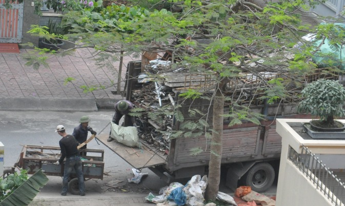 thu gom phế liệu trên địa bàn TP Hạ Long để tái sử dụng.