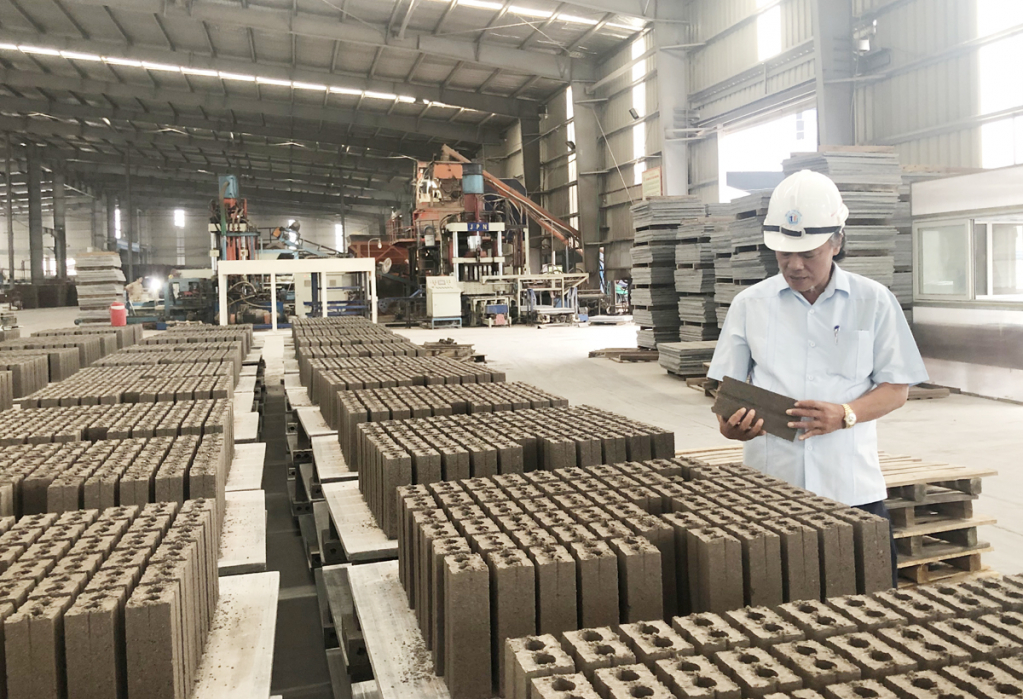 Sản xuất VLXD không nung từ tro, xỉ tại Công ty TNHH Xây dựng Thanh Tuyền (TX Đông Triều). Ảnh: Thu Trang