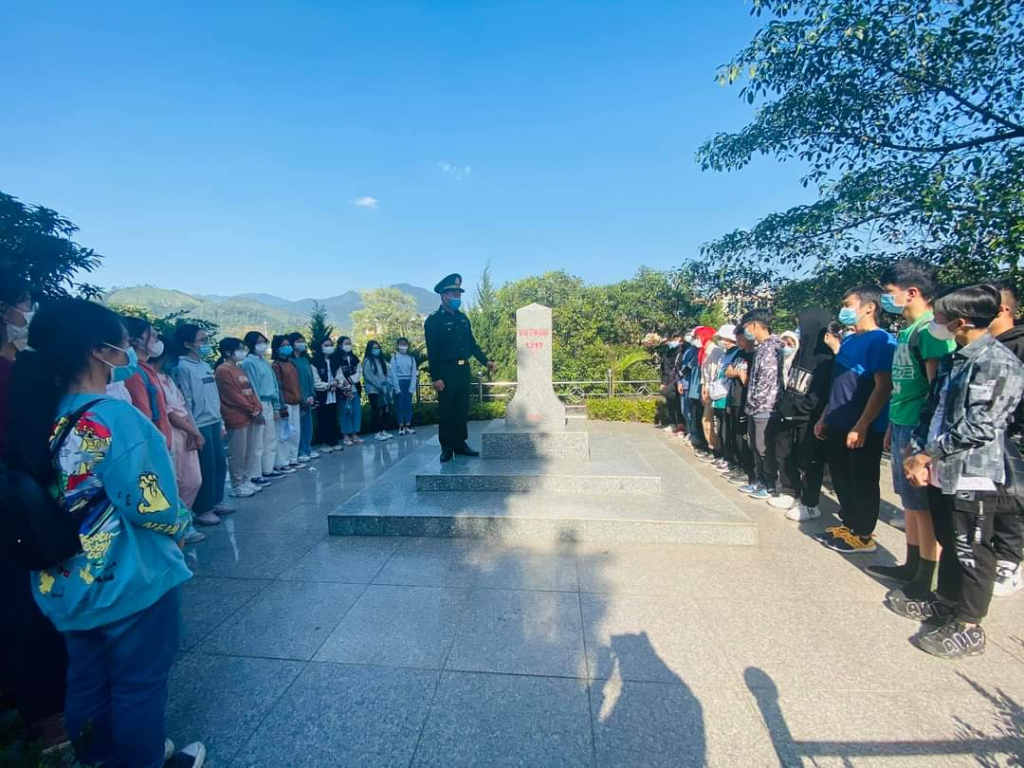 Cung Văn hóa thanh thiếu nhi tỉnh tổ chức cho học sinh thăm quan, trải nghiệm, tìm hiểu về cột mốc biên giới 1317 của huyện Bình Liêu.
