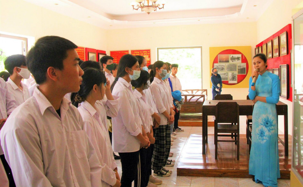 ĐVTN trên địa bàn huyện Cô Tô thăm quan Nhà lưu niệm Bác Hồ trên đảo Cô Tô. Ảnh: Thu Báu (CTV).