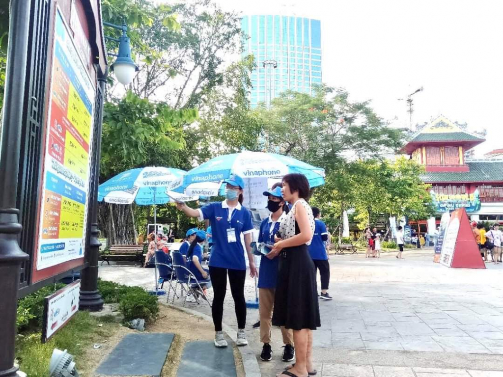 Tình nguyện viên của CLB hỗ trợ thông tin du lịch của Đoàn khối các cơ quan tỉnh hỗ trợ cung cấp thông tin cho du khách tại các địa điểm du lịch.
