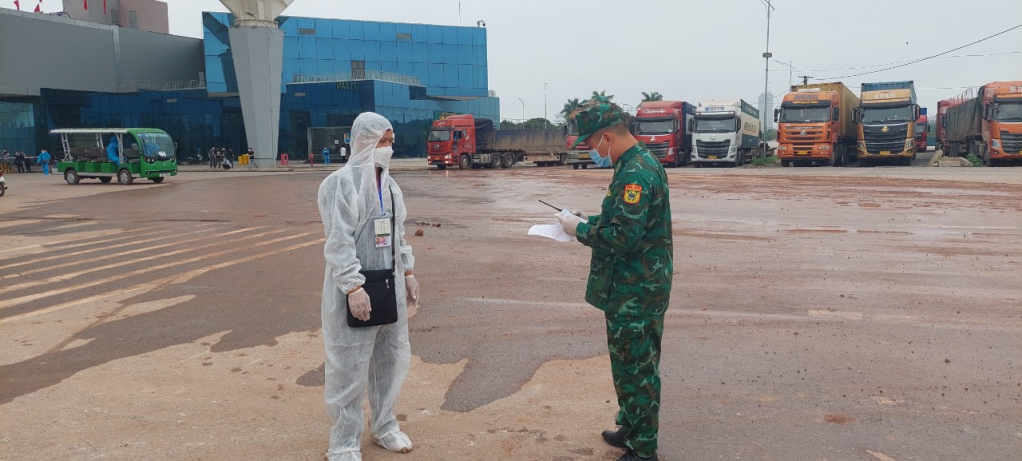 Lực lượng biên phòng kiểm tra các điều kiện đảm bảo an toàn phòng, chống dịch và XNC đối với các lái xe trung chuyển.