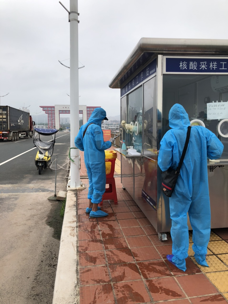 Lực lượng chức năng phía Trung Quốc và Việt Nam kiểm tra các điều kiện XNC đối với các lái xe trung chuyển tại vạch phân quản cầu Bắc Luân II.
