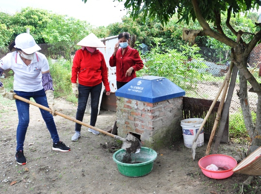 Mô hình ủ phân hữu cơ vi sinh, biến rác thải thành tiền của hội viên Chi hội Phụ nữ khu Hồng Phong, phường Ninh Dương.