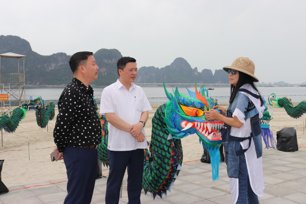 Nhà thiết kế Minh Hạnh, lãnh đạo TP Cẩm Phả, Công ty CP Tập đoàn Đầu tư Phát triển Công nghiệp TPP kiểm tra tiến độ tại sân khấu diễn ra Festival Áo dài Quảng Ninh 2022.