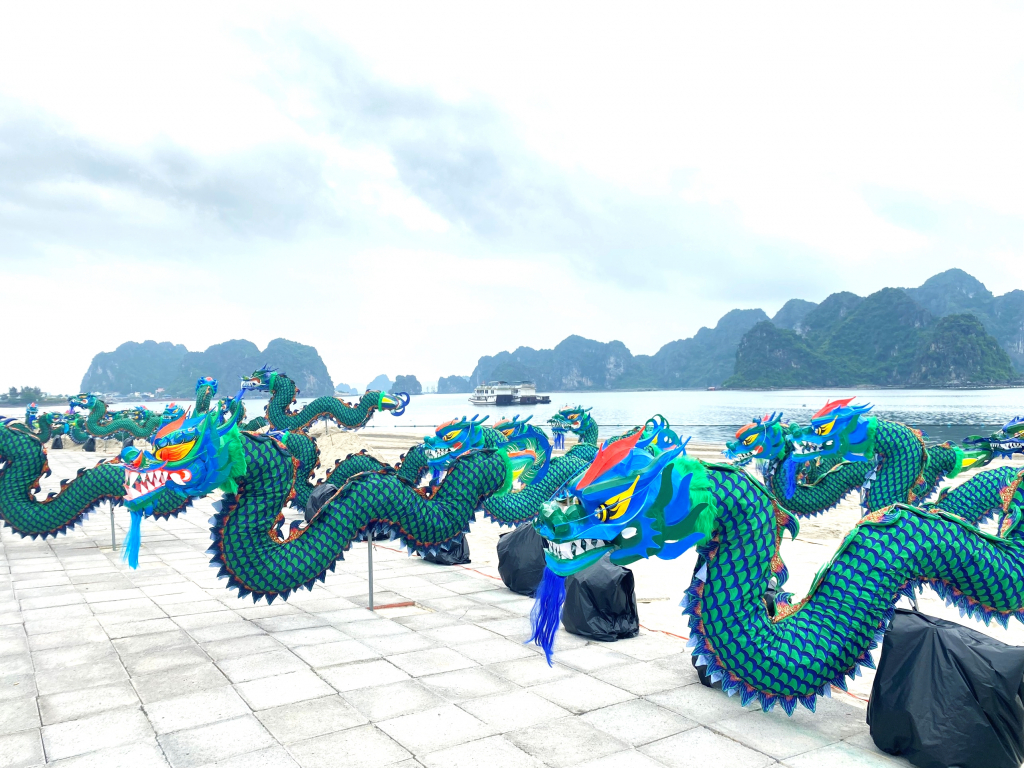 Sân khấu Festival Áo dài được dàn dựng công phu với 100 con rồng tượng trưng cho truyền thuyết Bái Tử Long.