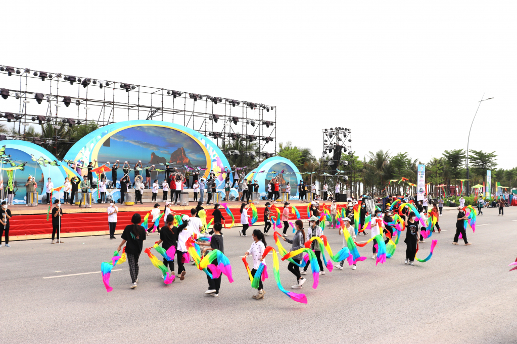 Lễ hội Carnaval Hạ Long 2022 quy tụ gần 2.000 diễn viên chuyên và không chuyên, mang đến những màn trình diễn ấn tượng.