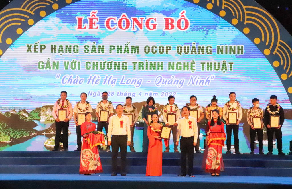 Ban Tổ chức trao giấy chứng nhận cho các đơn vị có sản phẩm OCOP đạt 4 sao. Ban Tổ chức trao giấy chứng nhận cho các đơn vị có sản phẩm OCOP đạt 4 sao.