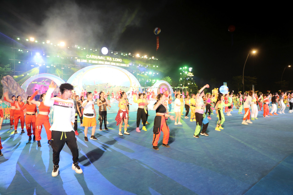 Carnaval Hạ Long 2022 có sự tham gia trình diễn bởi gần 2.000 diễn viên chuyên và không chuyên.