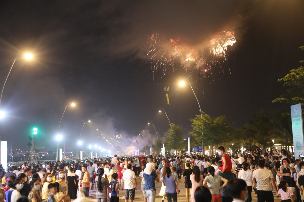 Carnaval Hạ Long 2022 khép lại với màn bắn pháo hoa đẹp mắt.