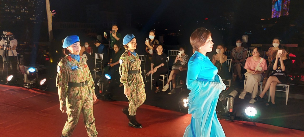 Các nữ