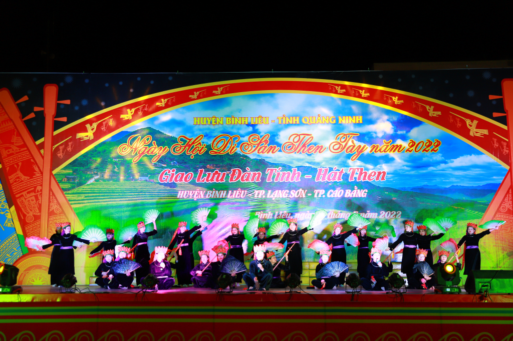 Tiết mục Then Cổ Khẩn bản già quan đến từ huyện Bình Liêu.