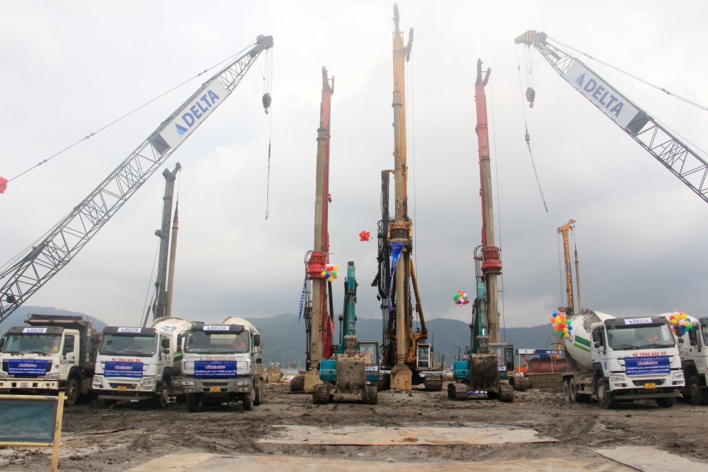 Các nhà thầu chuẩn bị đầy đủ thiết bị máy móc thi công dự án Tổ hợp du lịch, nghỉ dưỡng và giải trí Crystal Holidays Harbour Vân Đồn.