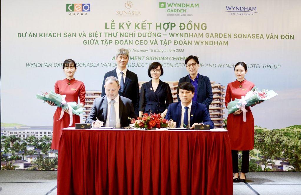 Tập đoàn CEO và Tập đoàn Wyndham ký kết hợp đồng đầu tư dự án Khách sạn và Biệt thự nghỉ dưỡng Wyndham Garden Sonasea Vân Đồn, ngày 15/4/2022. Ảnh: Mạnh Trường