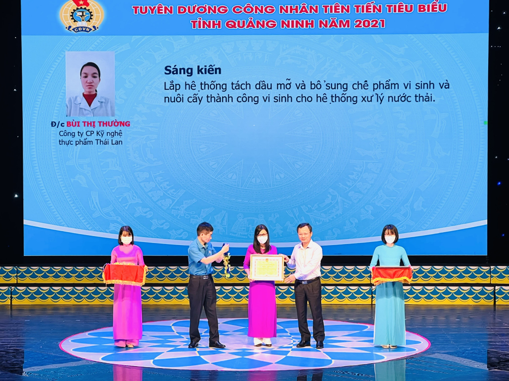 Chị Bùi Thị Thường, nhân viên Phòng kỹ thuật và công nghệ, Công ty CP Kỹ nghệ thực phẩm Thái Lan được UBND tỉnh tặng bằng khen nhân dịp phát động Tháng Công nhân năm 2022.