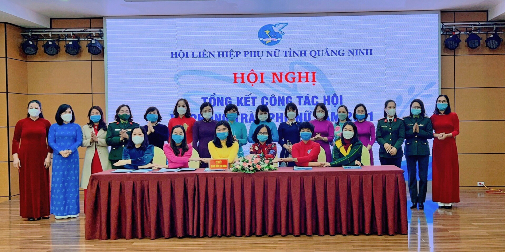 Hội LHPN các huyện, thị xã, thành phố, đơn vị trực thuộc ký kết giao ước thi đua năm 2022.